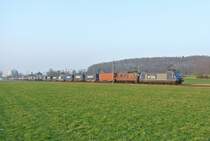 Re 465 012-3 und Re 425 183 mit G�terzug bei Herzogenbuchsee, 13.03.2014.