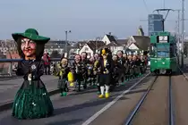 BVB während der BASLER FASNACHT 2014. Obschon während  den drey schenschte Dääg  nicht alle Linien auf den gewohnten Strecken verkehren, kommt es sehr oft zu Begegnungen zwischen Fasnachtscliquen und der BVB. Be 6/8 673 (Linie 2) und die  NUGGI SPUGGER  in  G R U E N beim Passieren der Wettsteinbrücke am 11. März 2014.
Foto: Walter Ruetsch