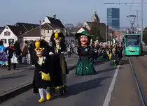 BVB während der BASLER FASNACHT 2014. Obschon während  den drey schenschte Dääg  nicht alle Linien auf den gewohnten Strecken verkehren, kommt es sehr oft zu Begegnungen zwischen Fasnachtscliquen und der BVB. Be 6/8 321 COMBINO (Linie 8) und die  NUGGI SPUGGER  auf der Wettsteinbrücke am 11. März 2014.
Foto: Walter Ruetsch