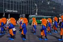 BVB während der BASLER FASNACHT 2014. Obschon während  den drey schenschte Dääg  nicht alle Linien auf den gewohnten Strecken verkehren, kommt es sehr oft zu Begegnungen zwischen Fasnachtscliquen und der BVB. Tramzug der Linie 14 mit Doppeltraktion Be 4/6 647 bei der Haltestelle Bankverein am 11. März 2014. Während der Fasnacht haben die Fasnächtler den Vortritt.
Foto: Walter Ruetsch