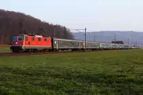 SBB: Dank einem zufälligen Zusammentreffen von zwei Bahnbilder.de-Fotografen auf der selben Fotostelle, konnte der sehr interessante RE 3235, der nur noch bis zum 14. März in dieser Formation verkehrt, von zwei verschiedenen Standorten dokumentiert werden. Während Simon Bütikofer die Steuerwagenseite (Nachschuss) fotografierte, konzentrierte ich mich gleichzeitig auf die Zugspitze mit der Re 4/4 II-11172. Herzogenbuchsee, 13. März 2014.
Foto: Walter Ruetsch