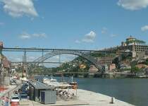 Die ber�hmte Hochbr�cke �ber den Doure in Porto. Noch fahren unten und oben �ber die Br�cke Kraftfahrzeuge, aber ab Mai 2004 soll oben statt der Omnibuse die Metro �ber die Br�cke fahren, wenn die Termine eingehalten werden. Im Hintergrund ist die neue Betonstrassenbr�cke sichtbar, sie ist schon in Betrieb.