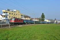 Seit Fahrplanwechsel werden die Zusatz S-Bahnen Einsiedeln - Z�rich-Altstetten mit SBB Re 4/4 II statt SOB Re 446 gef�hrt. Heute war die Re 4/4 II 11133 (ex. Swiss Express) an der S 18045, bei Einfahrt in Samstagern. Am Morgen verkehrt die Komp mit 10 Wagen nach Z�rich, anschliessend mit 6 (B-B-A-B-B-A) zur�ck nach Einsiedeln, 14.03.2014.