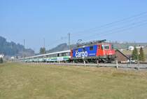 Seit letztem Dezember verkehren planm�ssig keine SBB Loks mehr am Voralpen-Express. Da jedoch bei den Re 446 Lokmangel herrscht, musste die SOB bei SBB Cargo eine Re 4/4 mieten, Cargo stellte die 421 393-0 zur Verf�gung. Im Bild ist der Pendel, mit der 446 015-0 am Schluss, oberhalb Biberbrugg als IR VAE 2422, 14.03.2014.