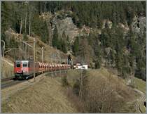 Eine  Re 10/10 , bestehen aus Re 6/6 11631 und einer Re 4/4 II, mit einem Kieszug bei Kilometer 66 oberhalb Wassen auf der Gotthard Nordrampe strebt dem nahen Göschenen zu.
14. März 2014