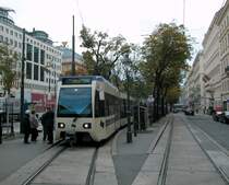 Wien Wiener Lokalbahn Niederflur-Gelenktriebwagen 414 Kärntner Ring / Kärntner Strasse / Oper am 19. Oktober 2010.