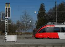 - Verdreht (|) - Die S-Bahn Vorarlberg nach Lindau hat bei der Ausfahrt aus dem Bahnhof Bregenz gerade eines von mehreren neuen, noch nicht im Betrieb befindlichen Signale passiert (07.03.2014).