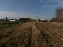 Hier führt das alte Anschluss Gleis auf das ehemailge Fabriksgelände der Maschinenfabrik Buckau Grevenbroich. Heute ist dort eine Maschinenverleih Firma in der letzten Werkshalle. 08.03.2014