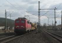140 003-5 von EBM Cargo zieht am 15. März 2014 einen Kran durch Kronach in Richtung Saalfeld.