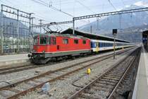 Der l�ngste planm�ssige EWI Pendel verkehrt jeweils Samstags einmal Brig-Domodossola-Brig. Der Pendel besteht aus einer Re 4/4 II und zwei zusammengeh�ngten 6-teiligen EWI Simplon Pendeln. Re 4/4 II 11149 mit 12 EWI NPZ Wagen als IR 2819 bei Rangierfahrt in Brig, 15.03.2014.