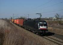 182 569 mit einem Containerzug am 12.03.2014 bei Plattling.