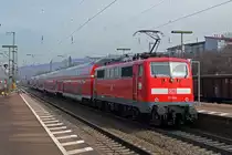 DB: Am 11. März 2014 schob die frisch renovierte BR 111 064 den RE 26506 von Basel Badischer Bahnhof nach Offenburg. Die Aufnahme ist in Weil am Rhein entstanden.
Foto: Walter Ruetsch