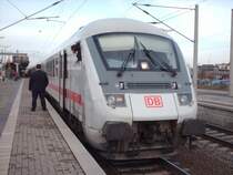 Der Steuerwagen der Bauart Bimdzf des InterCity 2456  Strelasund  wartet auf das Abfahrtssignal. Punkt 13.41 Uhr f�hrt dieser InterCity weiter in Richtung D�sseldorf Hbf.