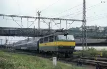 Gorilla CD 150009 fährt am 2.9.1995 um 12.00 Uhr mit einem Schnellzug Richtung Hauptbahnhof in Prag Smichov aus.