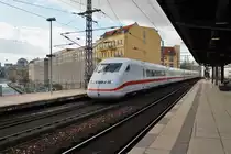 Hier 808 009-5  Riesa  als ICE555 von Bonn Hbf. nach Berlin Ostbahnhof mit 808 001-2  Rheinsberg  als ICE545 von Düsseldorf Hbf. nach Berlin Ostbahnhof, bei der Durchfahrt am 15.3.2014 durch Berlin Friedrichstraße, in Richtung Berlin Alexanderplatz.