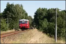 Wie schon in den vergangenen Jahren setzte die PRESS auch in diesem Sommer 2013 an 2 Wochenenden Triebwagen der Baureihe 172 auf der Strecke von Bergen nach Lauterbach Mole im Plandienst ein. Am späten Nachmittag des 25.08.2013 ist 172 001 als PRE81278 auf dem Damm bei Tilzow unterwegs und wird in Kürze Bergen erreichen.