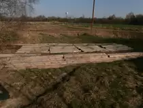 Ein praktischer Bahnübergang aus Holzbalken hat sich hier der Bauer gebaut. So ist es viel leichter mit dem Traktor über die Gleise zu kommen. Auch wenn der Traktor es auch ohne Balken kann ist es so wesendlich angenehmer.
Feldweg in der Nähe der Lindenstraße beim Gewerbegebiet Ost Grevenbroich am  08.03.2014