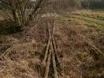 Hier noch eine gut erkennbare Weiche des Anschlussgleises nach Pfeifer & Langen Grevenbroich. Das Gleis geht kurz nach der Weiche aufs andere Anschlussgleis von der ehemaligen Maschinenfabrik Buckau zu und laufen zu einem Gleis zusammen.
Hier sind ebensfalls 2 Gleise. Eins davon um Wagen abzustellen.
Feldwege nahe Lindenstraße am Gewerbegebiet Ost grevenbroich am 08.03.2014