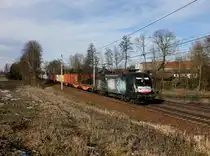 Die ES 64 U2-027 mit einem Containerzug am 08.02.2014 unterwegs bei Kimpling.