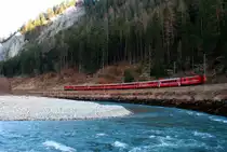 Der RE 1261 in der Ruinaulta zwischen Versam-Safien und Trin; 16.03.2014