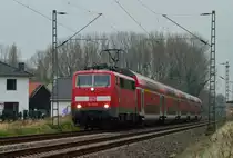 111 011-3 zieht einen RE4 Zug bei Korschenbroich  An der Insel  vorbei in Richtung Aachen. In wenigen Minuten wird er Mönchengladbach Hbf erreichen. 18.3.2014
