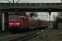 111 155 schiebt in Korschenbroich einen RE4 Zug gen Dortmund. Hier ist er in der Baustelle für die neuen Bahnsteige. 18.3.2014