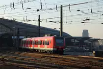 Soeben fährt am Abend des 13.03.2014 ein S-Bahnzug der BR 423 (vermutlich in Richtung Mönchengladbach) in den Kölner Hauptbahnhof ein. Bemerkenswert ist das Hochhaus im Hintergrund, mit der Werbung eines bekannten Hometechnik-Anbieters, in dessen genau zu sehender Filiale ich meine neue Kamera, mit welcher dieses Bild, wenige Tage später, auch entstanden ist, kürzlich erworben habe! ;-)