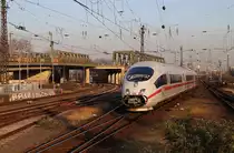Bahnhof Köln-Deutz am Abend des 13.03.2014. Ein ICE 2 nähert sich soeben mit hoher Geschwindigkeit der Bahnhofsanlage.