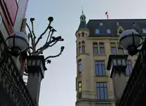 Ein letzter Blick aus dem Eingang zur Hamburger U-Bahnstation  Rathaus  - leider links verschandelt durch einen Baucontainer - , bevor es in den Untergrund geht. 12.3.2014