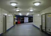 U-Bahn Hamburg- Rathaus  Underground: Blick auf den Zugang zu den Zügen der Linie U3 Richtung St. Pauli. 12.3.2014