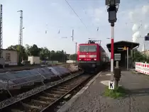 143 850 erreicht mit dem RE8 von Zwickau(Sachs)Hbf nach Leipzig Hbf am 12.6.2013 um 7:12 Uhr den Bahnhof Böhlen(b Leipzig). Von diesem schmucken Wartehäuschen ist ebenso wie von der Fußgängerunterführung und dem Bahnsteig nichts mehr zu sehen,links fahren heute die Züge der Linien S4,S5 und S5x der S-Bahn Mitteldeutschland an den nun mit Lärmschutz versehenen Bahnsteigen ab.
