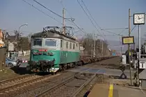 123 016 fährt am 13.03.2014 mit einem Güterzug durch die Haltestelle Lovosice mesto.