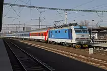 151 008 steht am 14.03.2014 mit einem bunten Schnellzug im Bahnhof Kolin.