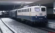 Nicht viel Mühe dürfte 140 350-0 mit dem Umbau-Vierachser gehabt haben, als sie sich Anfang 1983 auf den Weg von Düsseldorf Hauptbahnhof nach Duisburg-Wedau machte. Bei diesem Nahverkehrszug handelte es sich um einen der in den 1980er Jahren berüchtigten  Alibizüge . So wurden Personenzüge genannt, die auf Strecken verkehrten, bei denen sich die DB vom Personenverkehr trennen wollte, aber noch nicht von der Verkehrspflicht entbunden war. Dem kam die Bundesbahn nach, indem sie Montags bis Freitags nur einen Zug pro Richtung einsetzte. Kennzeichen dieser Züge waren unattraktive Fahrzeiten und ebensolches Rollmaterial. Ab dem 23.09.1983 verkehrte folgerichtig kein Personenzug mehr auf dieser Verbindung.