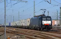 189 806 wartet am 09.03.14 in Bitterfeld mit ihrem Containerzug auf die Weiterfahrt.