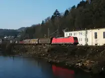 185 220-1 zieht am 05.M�rz 2014 einen gemischten G�terzug durch Kronach in Richtung Saalfeld.