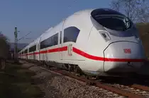 Der Velaro zu Besuch im Saarland - Am 11.03.2014 gab sich die neue ICE Generation im Saarland die Ehre.
Auf der längst vom Fernverkehr abgehängten Saarstrecke pendelte die Baureihe 407 zwischen Saarbrücken Hbf. und Merzig. Hier bei der Rückfahrt aus Merzig bei Dillingen Saar.
Bahnstrecke 3230 Saarbrücken - Karthaus