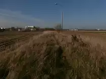 Der Blick in Richtung Pfeifer & Langen, hinter dem Autohaus biegt das Gleis nach links ab und führt entlang des Autohauses. Grevenbroich Feldwege Gewerbegebiet Ost 08.03.2014