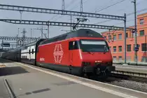 Re 460 007-8 durchfährt den Bahnhof Muttenz. Die Aufnahme stammt vom 11.03.2014.