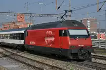 Re 460 085-4 durchfährt den Bahnhof Muttenz. Die Aufnahme stammt vom 13.03.2014.