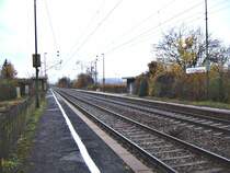 Der Regionalbahnhof Hofen(b Aalen) auf der Riesbahn KBS 995. Eine Renovierung h�tte der Bahnhof meiner Meinung nach dringend n�tig! Foto: 17.11.06