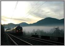 Morgenstimmung kurz nach der Haltestelle Schl�glm�hl am 25.11.2006. OEC 531  IT Campus K�rnten  von Wien nach Lienz in Osttirol mit Kurswagen nach Sillian. Auch wenn man es auf dieser Aufnahme nicht sehen kann - der Zug wurde von 1016 046 bespannt. Eigentlich beginnt die Semmeringbahn ja schon in Gloggnitz, und endet in M�rzzuschlag. Daher werde ich in Zukunft Bilder, die in diesem Streckenabschnitt aufgenommen wurden, auch in die Kategorie Semmeringbahn einordnen. Der geplante Semmeringbasistunnel (falls er je gebaut wird) soll dann ja auch in Gloggnitz beginnen, und in M�rzzuschlag enden. 
