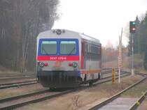 5047 075-6 verl�sst als R 3475 am d�steren Novembertag (061125) den Bhf. RIED i.I.