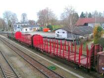 Roos-t (vorne 1738754682)f�r die Holzbeladung bereitgestellt Bhf. Ried i.I. 2006-11-25