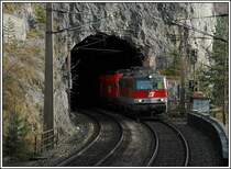 1142 630 leistete am 25.11.2006 einer 1116 mit ihrem G�terzug Vorpsann �ber den Semmering zwischen Gloggnitz und M�rzzuschlag. Das Bild zeigt den Zug bei der Ausfahrt aus dem Weinzettelwand-Tunnel kurz vor Breitenstein.