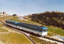 Zwischen Rigi Staffel und Rigi First f�hrt am 15. November 2006 ein Triebwagen-Zug der ARB talw�rts. Im Hintergrund ist der Gipfel der Rigi zu erkennen.