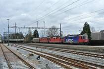 Re 420 170-3, Re 4/4 III 11370 und Re 4/4 II 11306 mit G�terzug Richtung Gotthard in Kaiseraugst, 01.03.2014.