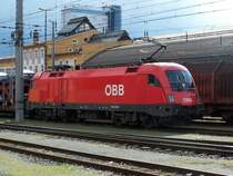 1116 134 vor einem G�terzug im August 2005 in Salzburg.