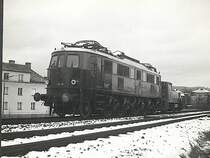 Auf der Wiener Verbindungsbahn, in Hietzing, ist die 1118.01 von der Diesellok 2062 gezogen.  Die 1118 ist frisch wie neu und kommt sicherlich aus Revision zur�ck. Die Strecke war noch nicht elektrifiziert : wir sind in Februar 1962 !  Foto : J.J. Barbieux.