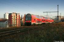 Am Sp�tnachmittag des 26.11.06 f�hrt der RE von Chemnitz nach Zwickau in Chemnitz auf dem Stahlviadukt �ber die Annaberger Str. und den Chemnitzfluss. Wie immer schiebt eine 143er die Doppelstockgarnitur.